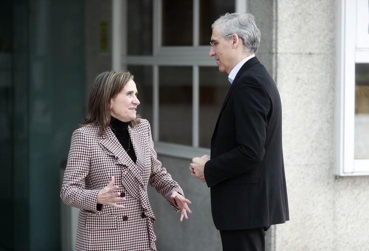 O conselleiro de Economía, Francisco Conde, coa investigadora María José Alonso. XUNTA / Europa Press