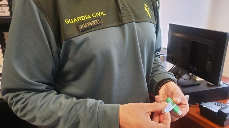 Pen drive co borrado do libro dunha escritora á que extorsionó unha moza de Pontevedra para recuperalo.. GARDA CIVIL 