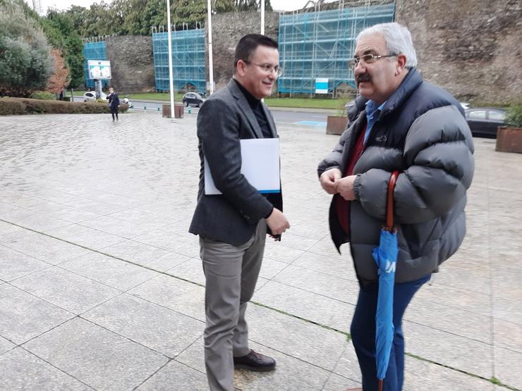 O presidente da plataforma Galicia Baleira, Jesús Vázquez, co conselleiro de Medio Rural, José González, en Lugo. / Europa Press
