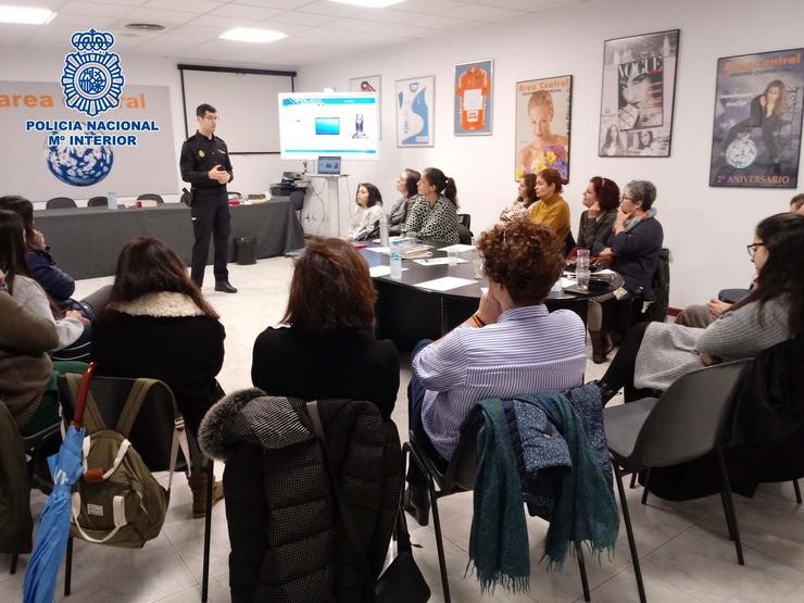 Charla de policías a menores 