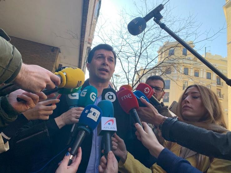 Gonzalo Caballero atende aos medios antes de participar no comité federal do PSOE. PSDEG 