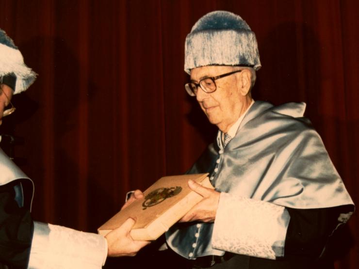 García-Sabell recibindo o honoris causa 