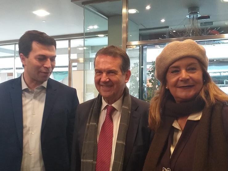O candidato do PSdeG á presidencia da Xunta, Gonzalo Caballero, xunto ao alcalde de Vigo, Abel Caballero, e a presidenta da Deputación de Pontevedra, Carmela Silva.. PAULA XUSTO-EUROPA PRESS