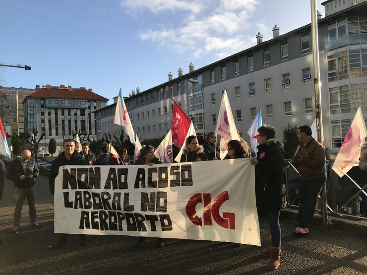 Protesta ante os xulgados polo xuízo penal por 'acoso' laboral a traballadores do aeroporto no servizo de seguridade. CIG