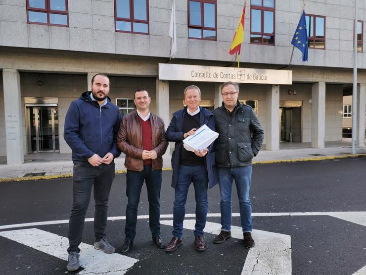 O secretario provincial do PSOE de Ourense, Rafa Villarino, entrega ao Consello de Contas mil folios con documentación sobre contratos 'a dedo' na Deputación de Ourense 