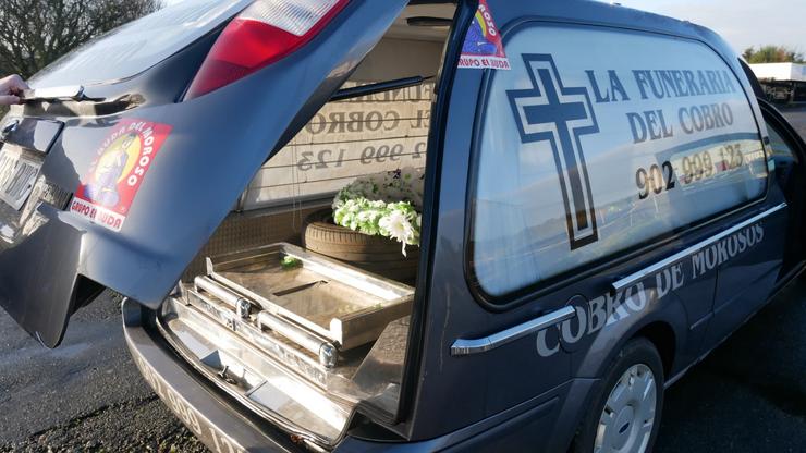 Coche fúnebre de La Funeraria del Cobro 