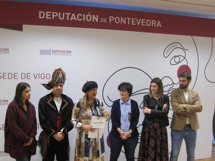 A presidenta da Deputación de Pontevedra, Carmela Silva, as artesás Elena Ferro e Paula Ojea e o integrante da Asociación Etnográfica Sete Espadelas José Luís Rodríguez durante a presentación 