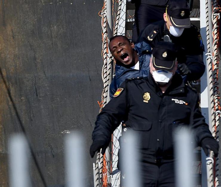 Polizón repatriado pola Policía tras ser atopado nun petroleiro atracado en Vigo / Miguel Núñez