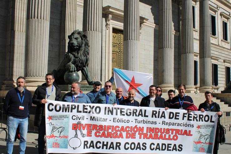 Traballadores do naval despregan unha pancarta tras rexistrar unha proposición non de lei que impulsa o BNG. BLOQUE NACIONALISTA GALEGO 