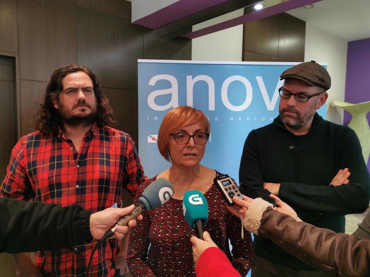 O portavoz nacional de Anova, Antón Sánchez, xunto con Gladis Afonso e Martiño Noriega, integrantes da Coordinadora Nacional de Anova 