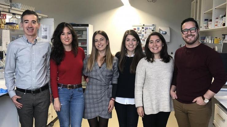 Pola esquerda, Ángel García Alonso, María N. Barrachina, Serena Lacerenza, Irene Izquierdo (primeira autora), Lidia Hermida-Nogueira, e Luis A. Morán / USC.