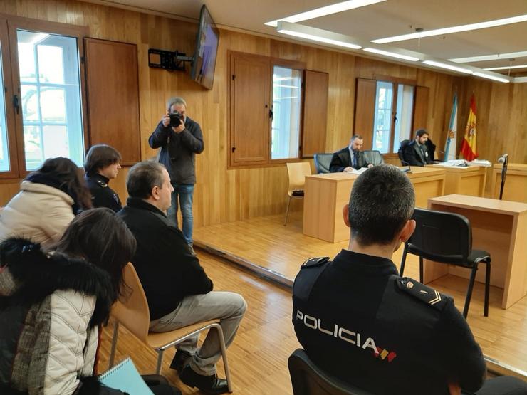 Xuízo na Audiencia de Lugo contra acusado de matar o seu pai en Monterroso.