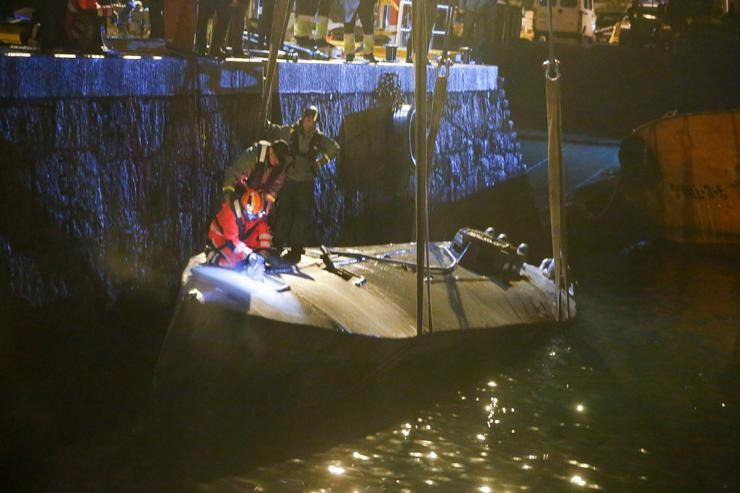 Axentes da Policía e da Garda Civil subidos no narcosubmarino afundido o pasado fin de semana á entrada da ría de Aldán, en Cangas (Pontevedra) no momento no que estaba a ser reflotado por dous grandes guindastres. Trátase do primeiro nar. Marta Vázquez Rodríguez - Europa Press - Arquivo