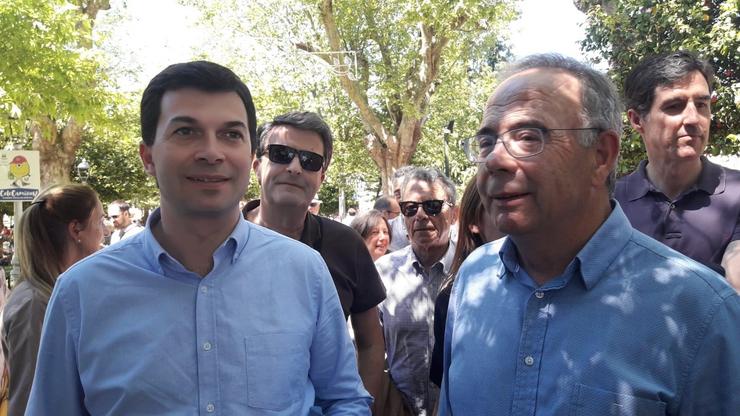 Gonzalo Caballero e Xosé Sánchez Bugallo nun paseo pola Alameda de Compostela 