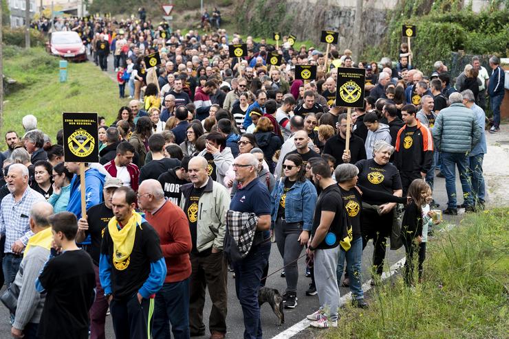 Manifestación en Teo contra o baleirado da lagoa da canteira de Casalonga / CASALONGA LIMPA DE RESIDUOS - Arquivo.