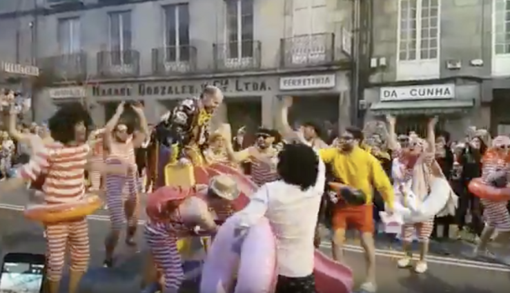 Gonzalo Pérez Jácome participa nunha parodia do proxecto de parque acuático para Ourense, durante o desfile de Entroido.