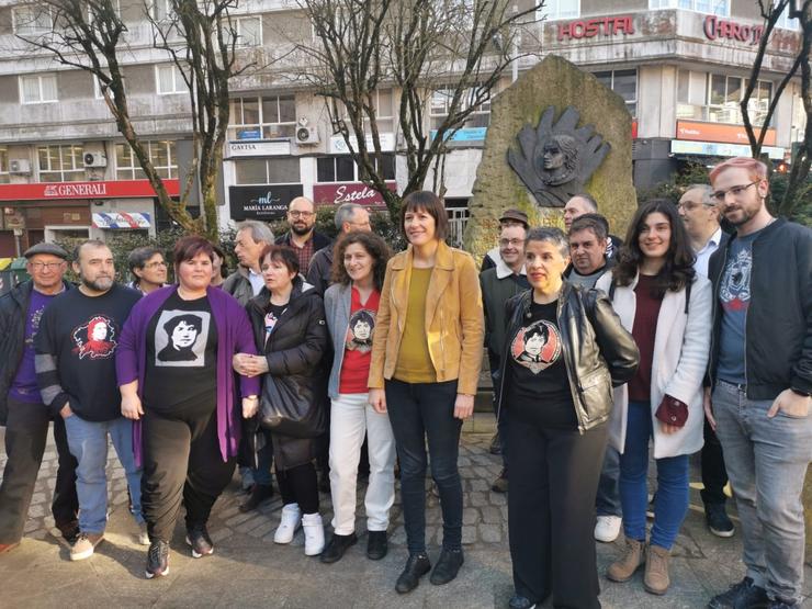 A portavoz nacional do BNG, Ana Pontón, e un grupo de militantes pousan fronte ao busto de Rosalía de Castro en Praza de Vigo, en Santiago, polo 183 aniversario do seu nacemento. / Europa Press
