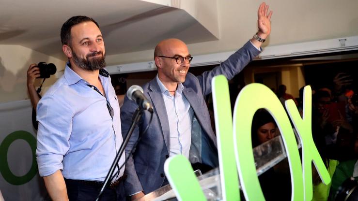 Jorge Buxadé xunto a Santiago Abascal.