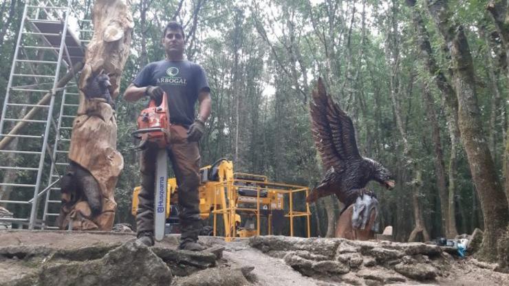 Eugenio Linares é artesán da madeira e non dubida en utilizar a motoserra / XdL