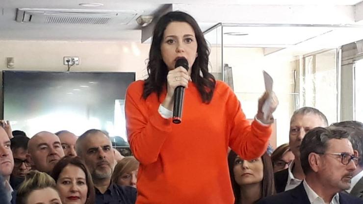 A portavoz de Cs no Congreso e candidata á presidencia do partido, Inés Arrimada, en declaracións durante un encontro con afiliados da formación en L'Hospitalet de Llobregat (Barcelona) 