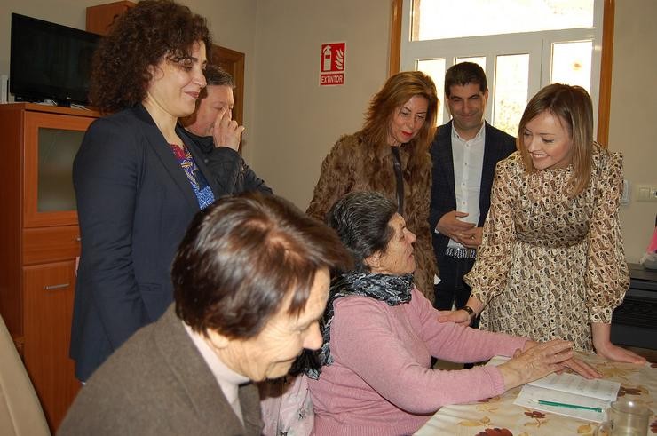 A conselleira de Política Social, Fabiola García, visita unha 'Casa do Maior'. XUNTA 