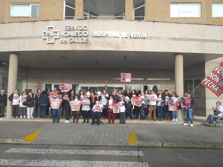 Os últimos integrantes do peche diante das portas do hospital de Verín, pouco antes de abandonar as súas posicións | FOTO: Xosé Lois Colmenero.