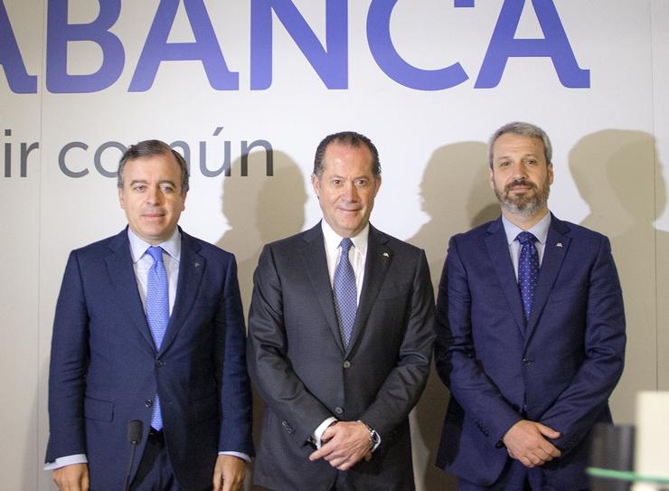 O conselleiro delegado de Abanca, Francisco Botas; o presidente de Abanca, Juan Carlos Escotet; e o director xeral financeiro, Alberto de Francisco, na presentación de resultados de 2019 / Europa Press