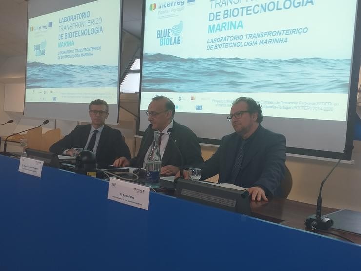 O vicepresidente da Xunta, Alfonso Rueda; o reitor da UVigo, Manuel Reigosa; e o director do Campus do Mar, Daniel Rey; na presentación do Laboratorio Transfronteirizo de Biotecnoloxía Mariña 