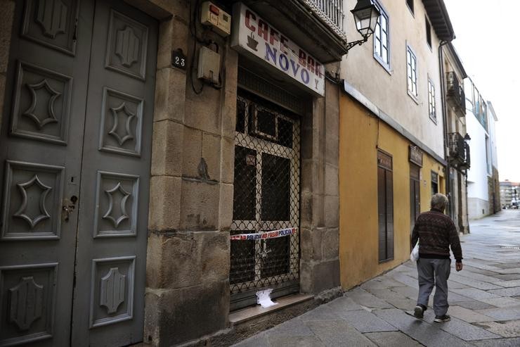 Porta do bar Novo, onde se atopou o corpo sen vida do xerente con fortes golpes na cabeza, en Ourense, a 6 de febreiro de 2020. Rosa Veiga - Europa Press
