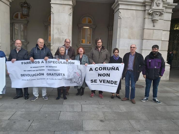 Concentración de Defensa do Común ante o Concello da Coruña contra a venda de parcelas na  Maestranza. BNG