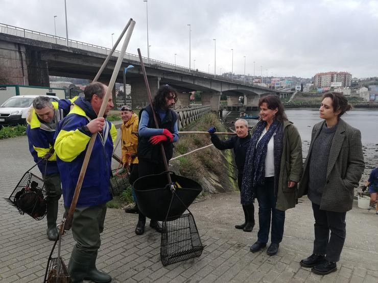 A portavoz do BNG en Europa, Ana Mirnada, nunha visita á ría do Burgo. BNG