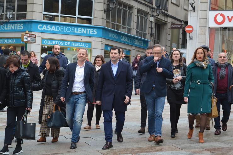 O secretario xeral do PSdeG, Gonzalo Caballero, nun paseo por Ourense xunto a cargos do seu partido. 