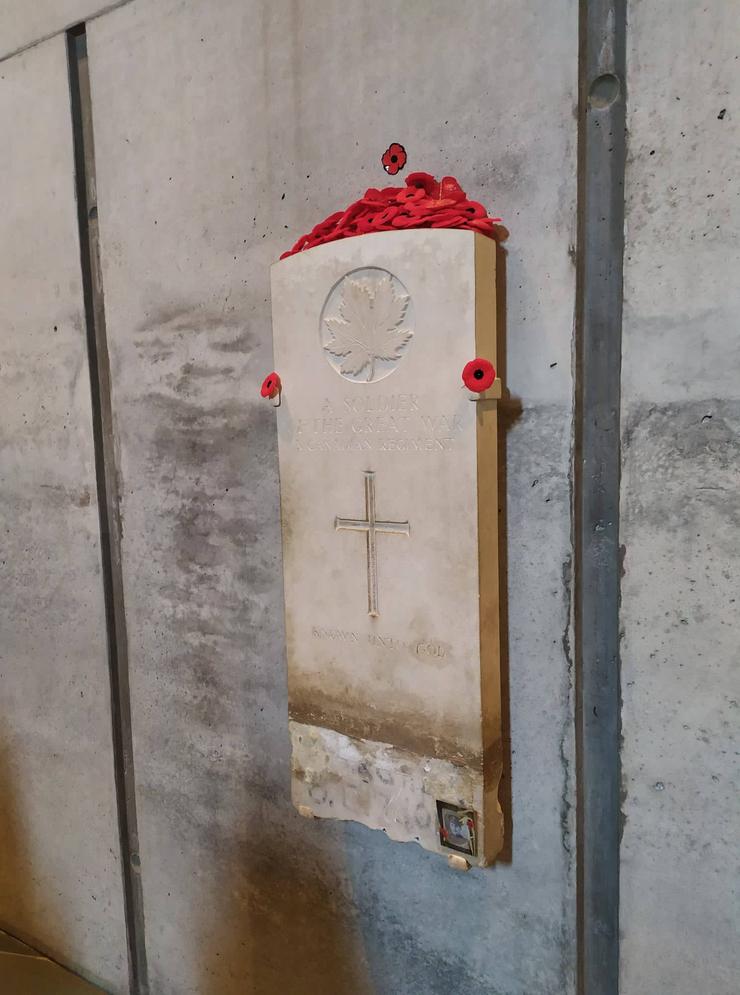 Poppies na tumba do soldado descoñecido do National War Memorial. Ottawa