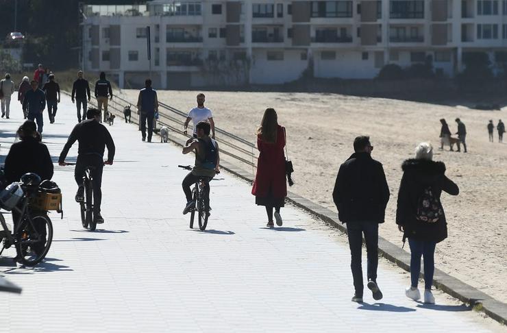 Turistas de Madrid e galegos de paseo na praia de Samil, en Vigo / MN