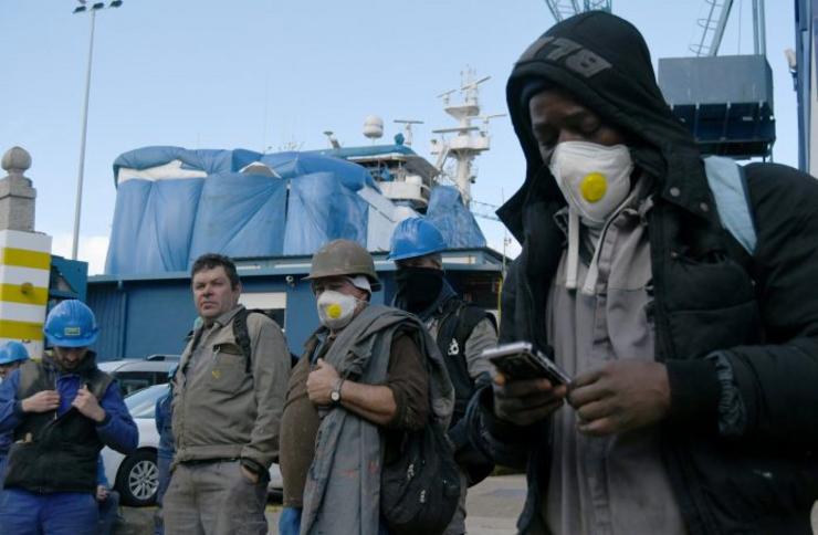 Traballadores do asteleiro naval Freire con máscara por temor ao coronavirus 