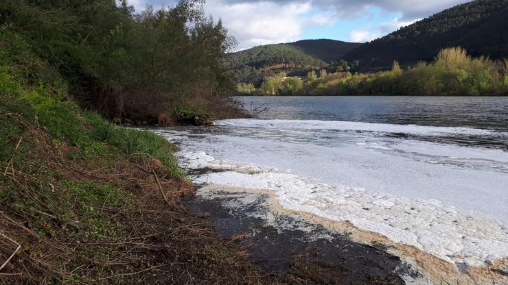 Vertido de posibles augas fecais ao río Miño en Ourense 