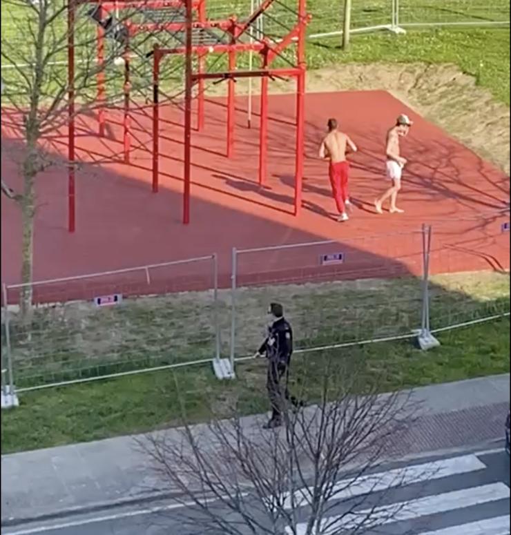 Uns mozos facendo deporte en Ferrol en pleno estado de alarma / YouTube