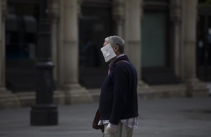 Un home con máscara na crise sanitaria do coronavirus. María José López - Europa Press