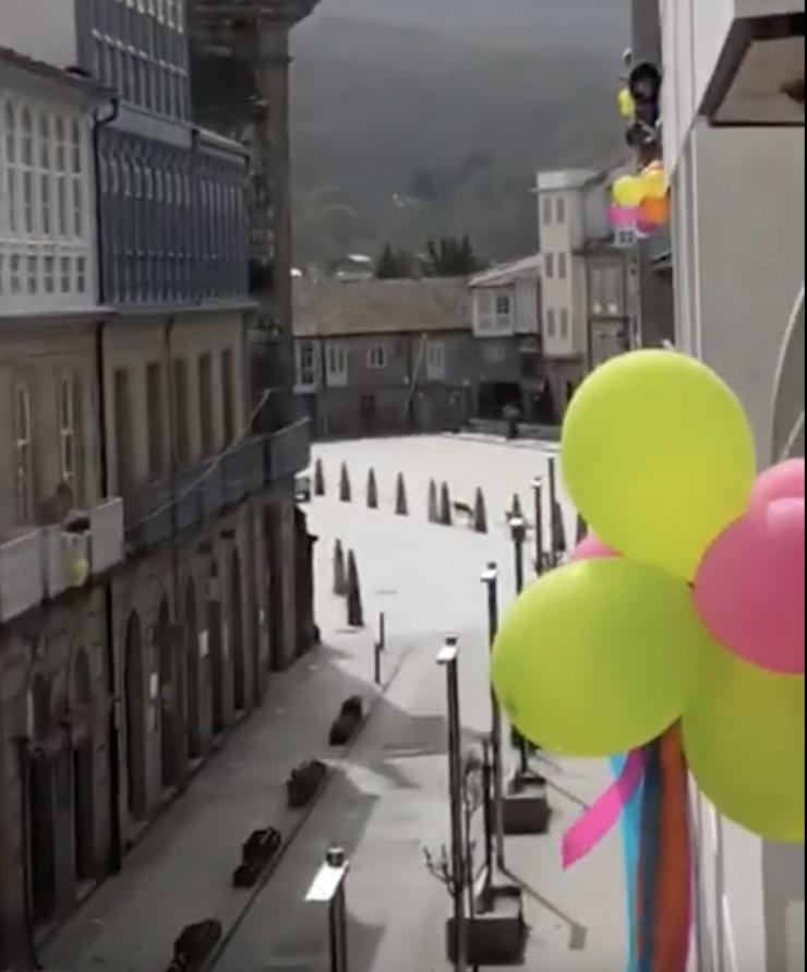 Globos de cores nos balcóns de Celanova / YouTube