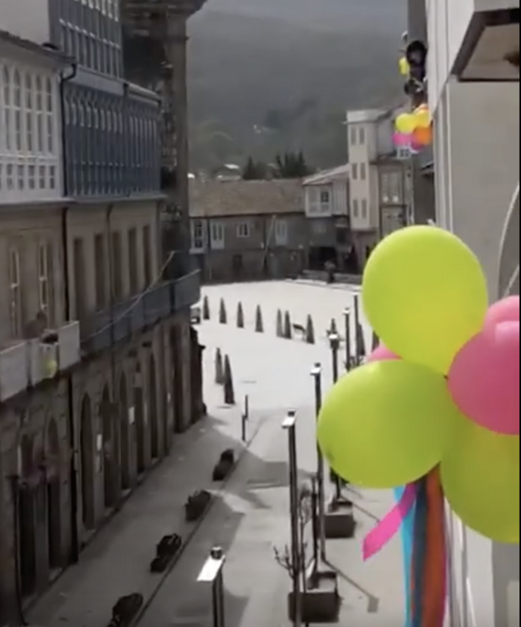 Globos de cores nos balcóns de Celanova 