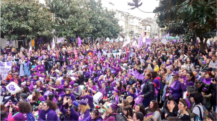 A praza Maior de Verín encheuse de manifestantes no acto que precede o 8M 