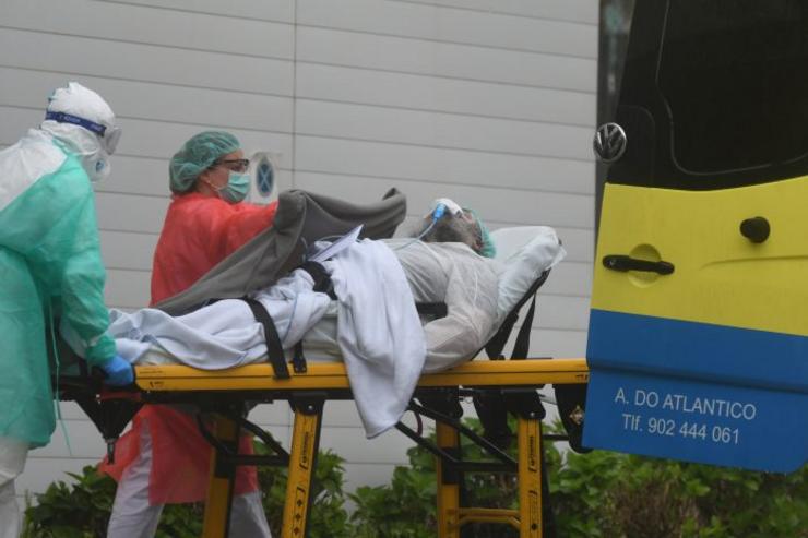 Un anciá, posiblemente contaxiado de coronavirus, é trasladado ao hospital en Vigo, tras detectarse positivos en residencias de DomusVI 
