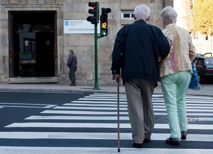Anciáns cruzando a rúa 