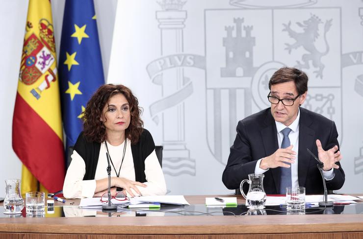 A ministra de Facenda, María Jesús Montero, e o ministro de Sanidade, Salvador Illa durante a rolda de prensa posterior ao Consello de Ministros nunha imaxe de arquivo. Eduardo Parra - Europa Press