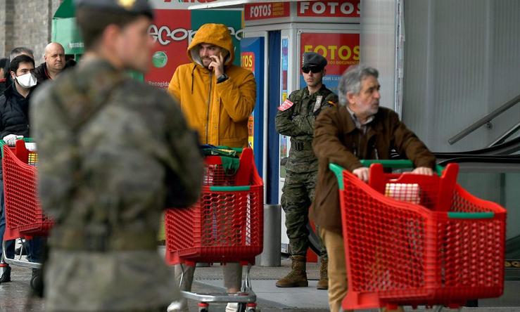 Colas no exterior dun supermercado controladas por militares tras a declaración do estado de alarma pola pandemia de coronavirus 