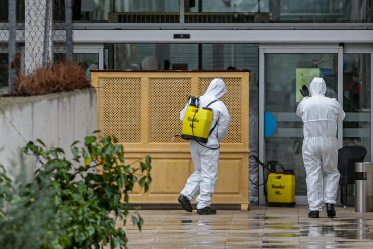 Dous militares da UME entran pola porta do Centro Residencial Carabanchel. Ricardo Rubio - Europa Press