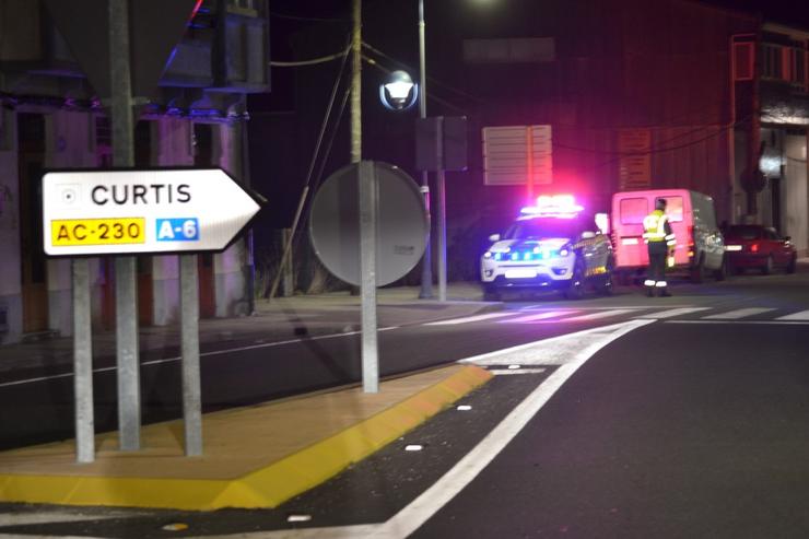 A Garda Civil auxilia a un octoxenario desmayado no chan dunha rúa de Curtis con síntomas de hipotermia.. GARDA CIVIL 