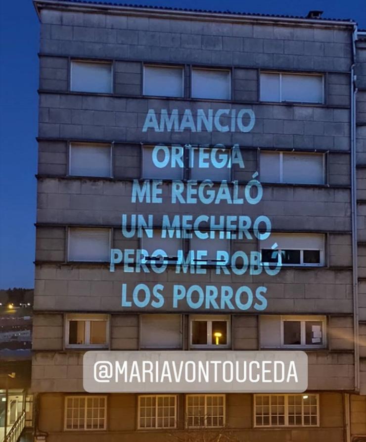 Unha das proxeccións na fachada dun edificio de Santiago de Compostela / @escolaunitaria