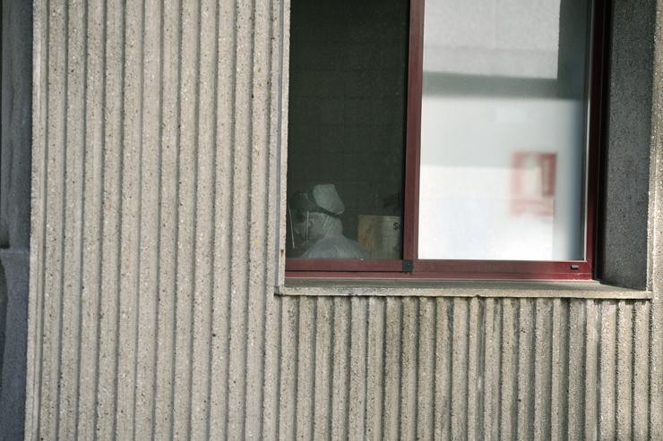 Un operario con traxe de desinfeccion na residencia de anciáns San Carlos de Celanova en Ourense -foco principal de contaxios do Covid-19 ata agora na provincia galega- en Celanova 