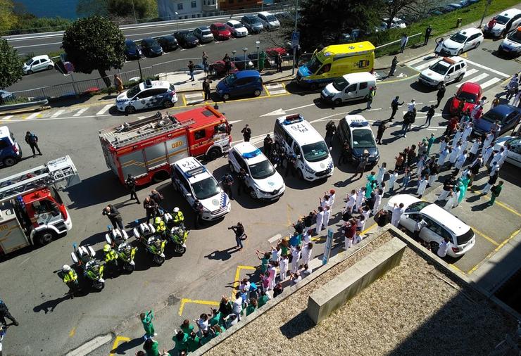 Emotiva homenaxe aos traballadores do CHUAC que están na primeira liña de combate contra o coronavirus SARS-CoV-2 